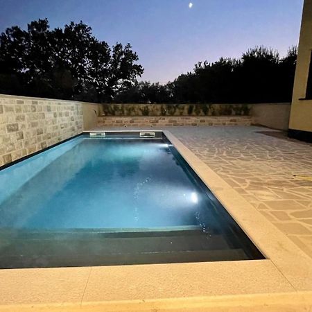 Ferienwohnung Mit Beheiztem Pool, 60 M Vom Strand Maslenica Exterior foto